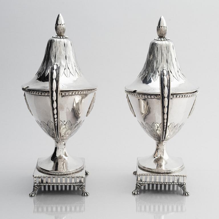 Gustaf Henrik Sidwall, sockerskålar med lock, ett par, silver, Norrköping 1793. Gustavianska.