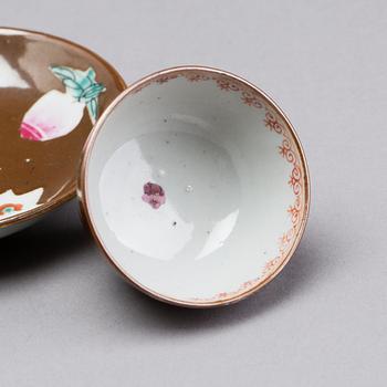 A SET OF FIVE CHINESE PORCELAIN CUPS AND SAUCERS, CIRCA 1900.