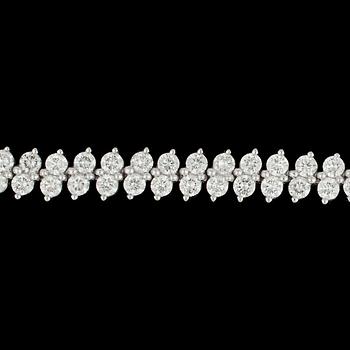 1344. A brilliant cut diamond bracelet, tot. 5.68 cts.