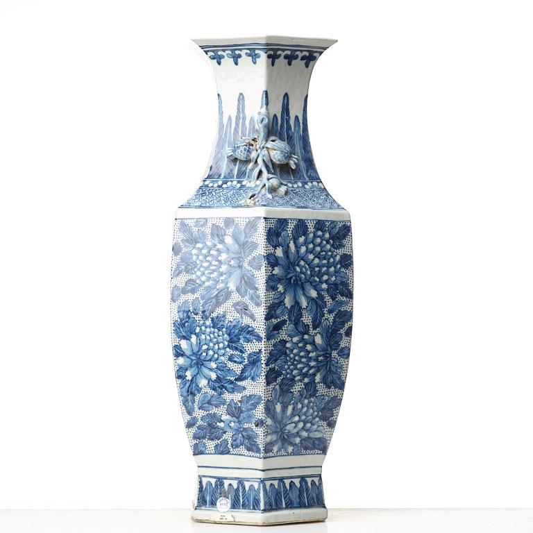 A blue and white vase, Qing dynasty, 19th Century.