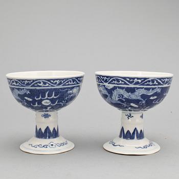 ALTARBÄGARE/STEMCUPS, ett par, porslin, Kina 1900-tal.