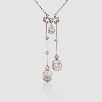 941. HALSBAND med två kläppar med ovala gammalslipade diamanter, totalt ca 4.00 ct, hängandes från rosett. Tidigt 1900-tal.