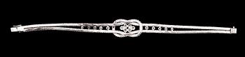 ARMBAND, 18 k vitguld med briljantslipade diamanter. Vikt ca 26 gram.
