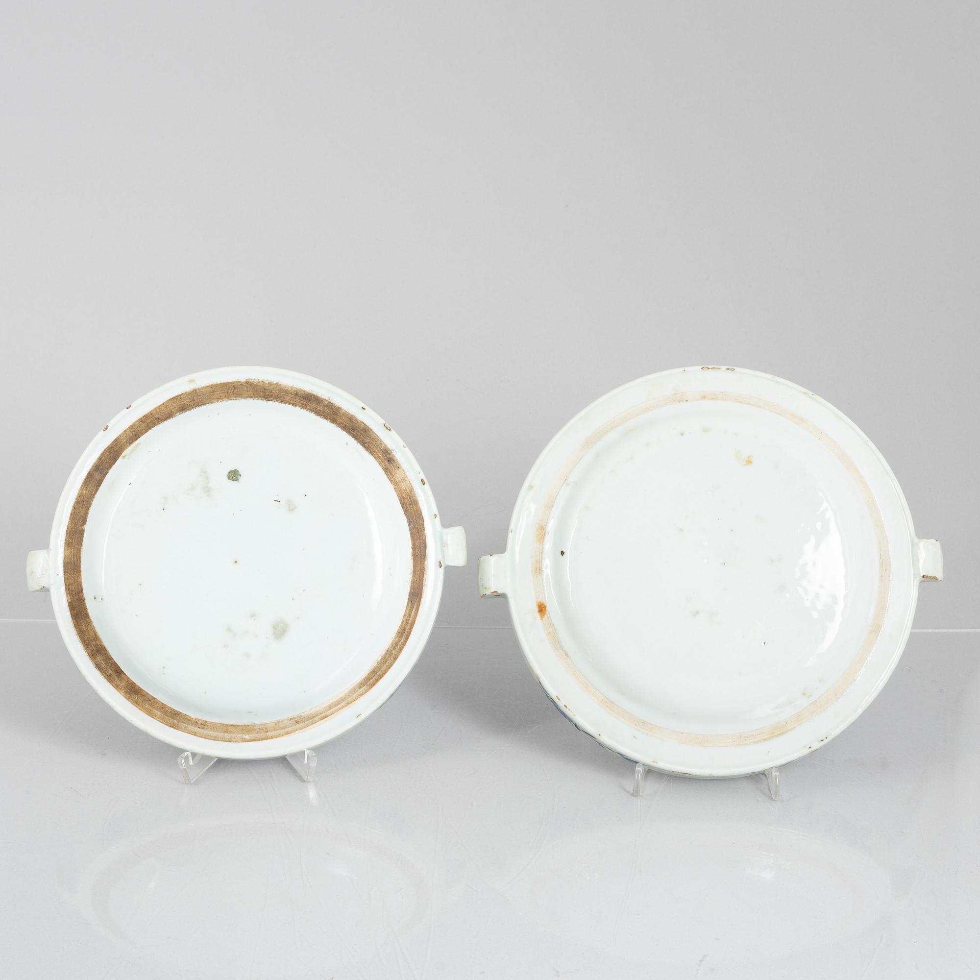 Two blue and white export porcelain warm water plates, Kina, Qianlong (1736-95).