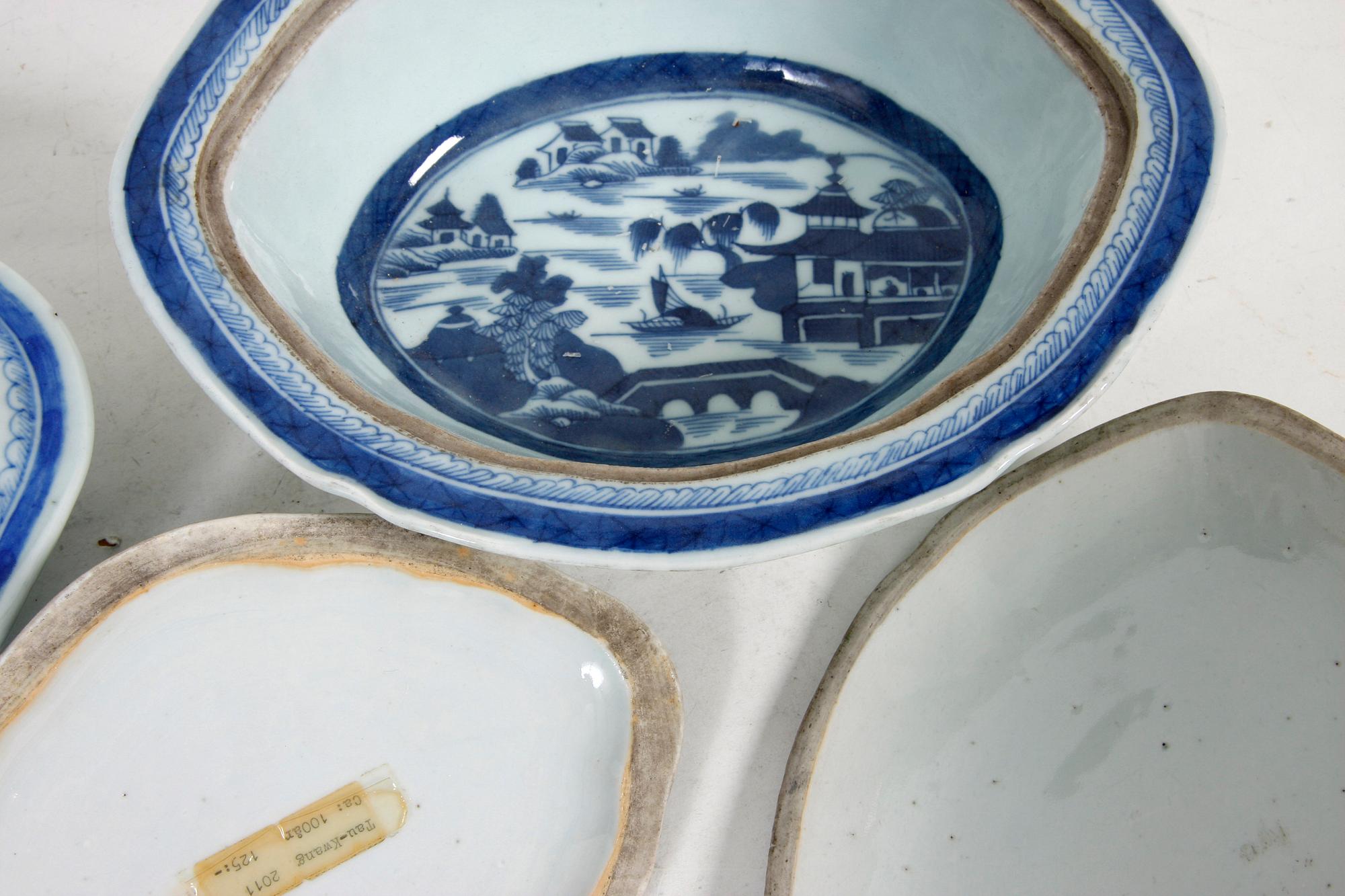 LOCKKAROTTER, 2 st, porslin, Kina, 1800-talets början.