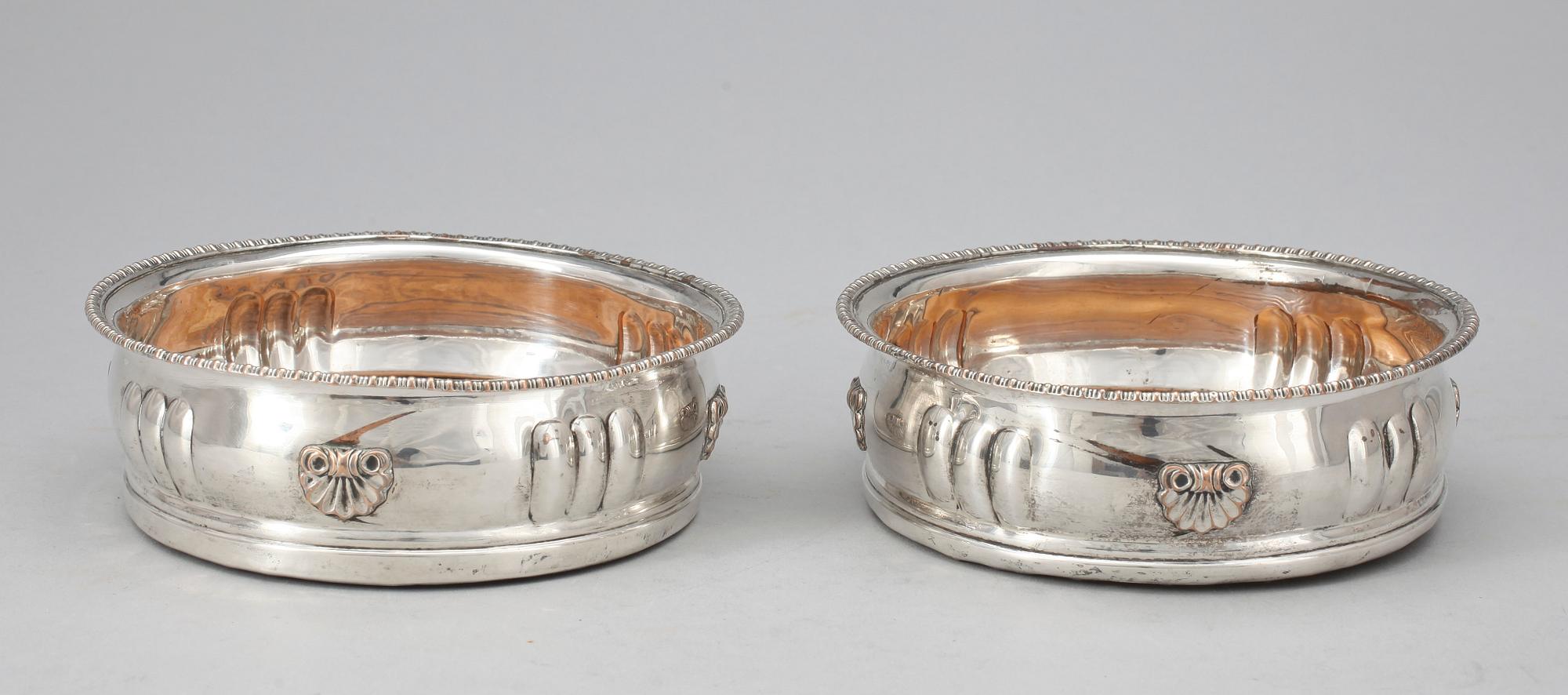 COASTERS, ett par, nysilver, trol England, 1900-talets första hälft.