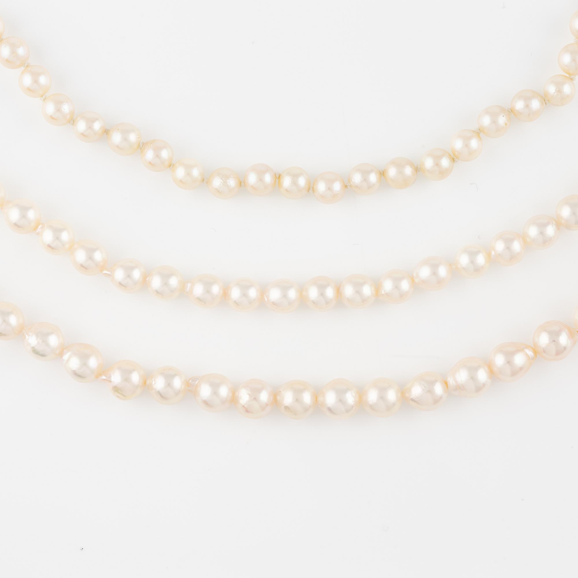 Three necklaces with cultured pearls, without clasps.