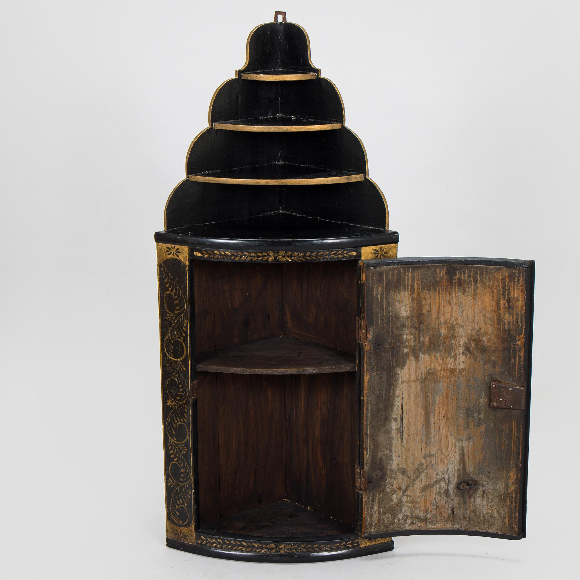 Corner cabinet with shelves, 18th/19th century.