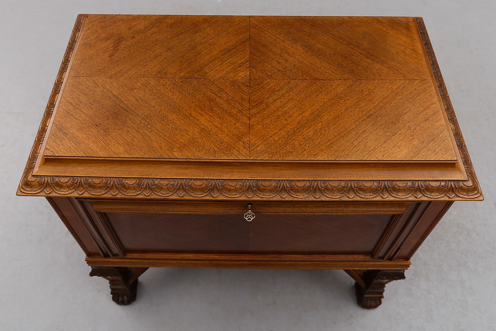 SERVERINGSSKÅP, Carl Johanssons Möbleringsaffär, Stockholm, 1900-talets första hälft.