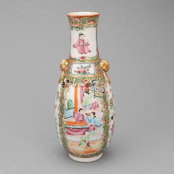 TALLRIKAR, 2 st samt VAS, porslin, Kanton, Kina,1800-tal.