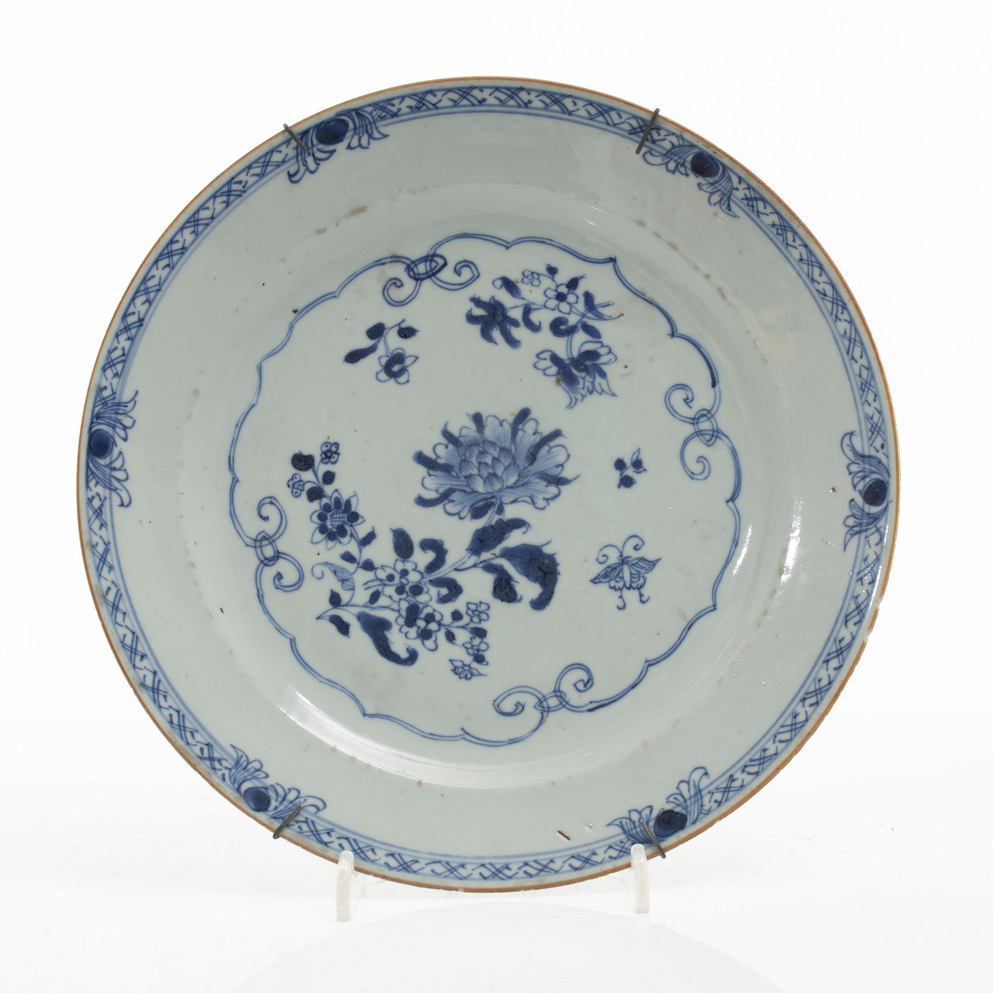 Tallrikar, tre stycken, porslin, Kina, Qingdynastin, Qianlong (1736-95).