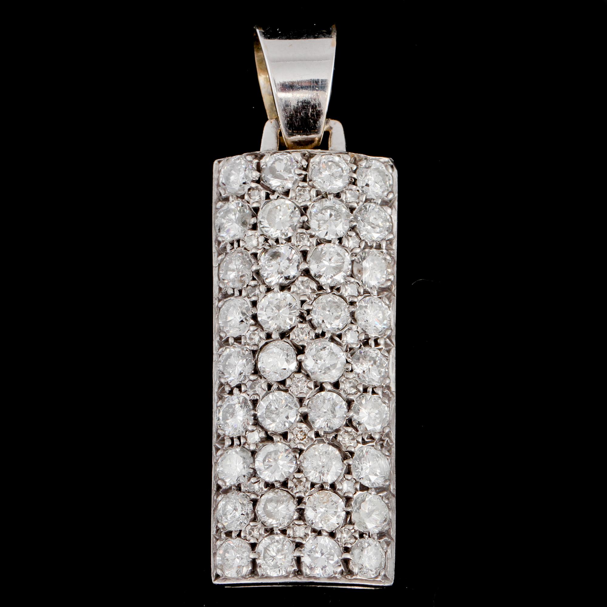 HÄNGE, 18k vitguld med 36 briljantslipade diamanter tot ca 6 ct, 2000-tal. Vikt 11 g.