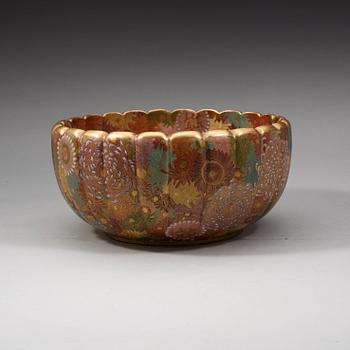A large Japanese Satsuma bowl, Meiji period (1868-1912).