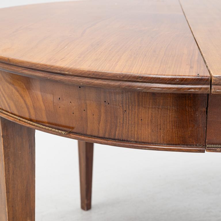 A late Gustavian dining table, 18th/19th century.