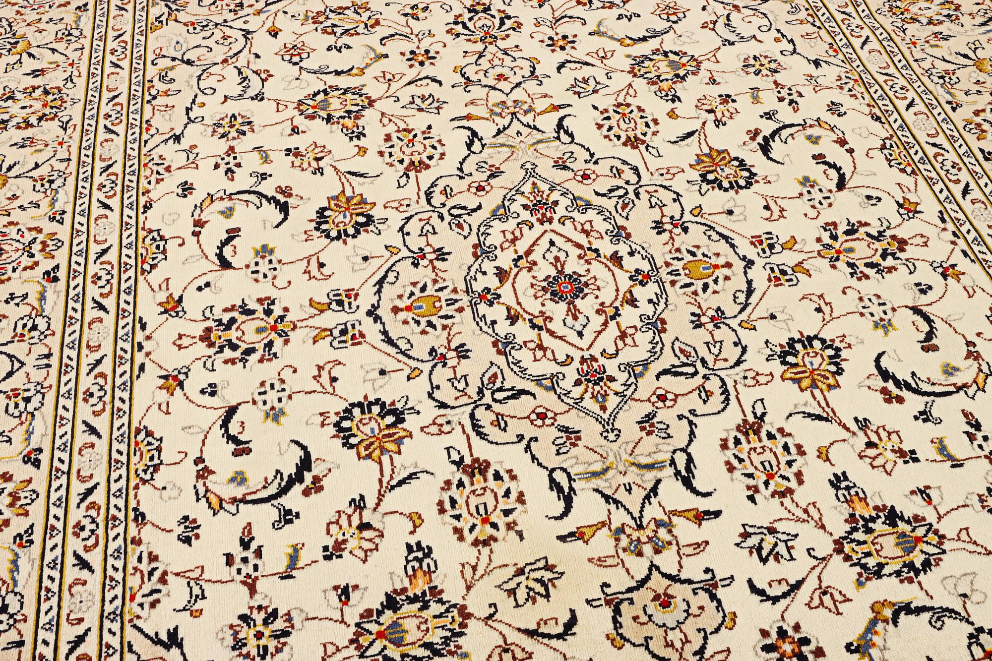 A Kashan carpet, a. 292 x 195 cm.