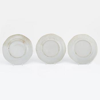 Stekfat, 3 st samt tallrikar, 3 st, kompaniporslin, Kina, Qing dynastin, 1700-1800-tal.
