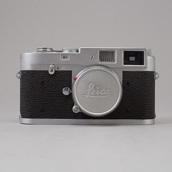 A chrome body Leica M1 no 1102018 from Wetzlar 1964. With Elmar f=5 cm 1:2.8.