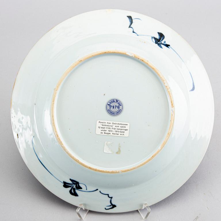 A Chinese Qianlong blue and white porcelain plate.