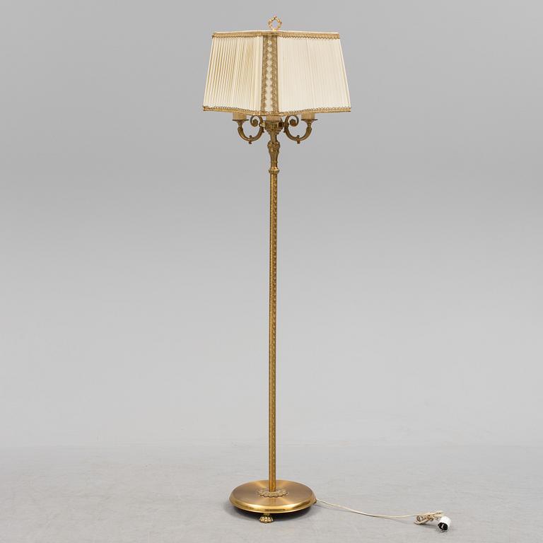 A mid 1900s floor lamp.