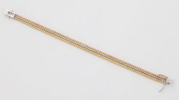 An 18K gold bracelet set with round brilliant-cut diamonds.