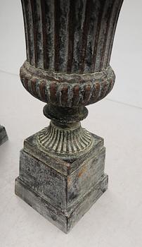 TRÄDGÅRDSURNOR, ett par, gjutjärn, 2000-tal.