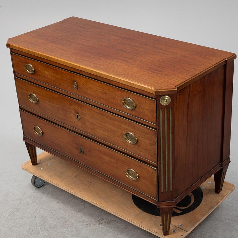 A late Gustavian chest of drawers, around 1800.