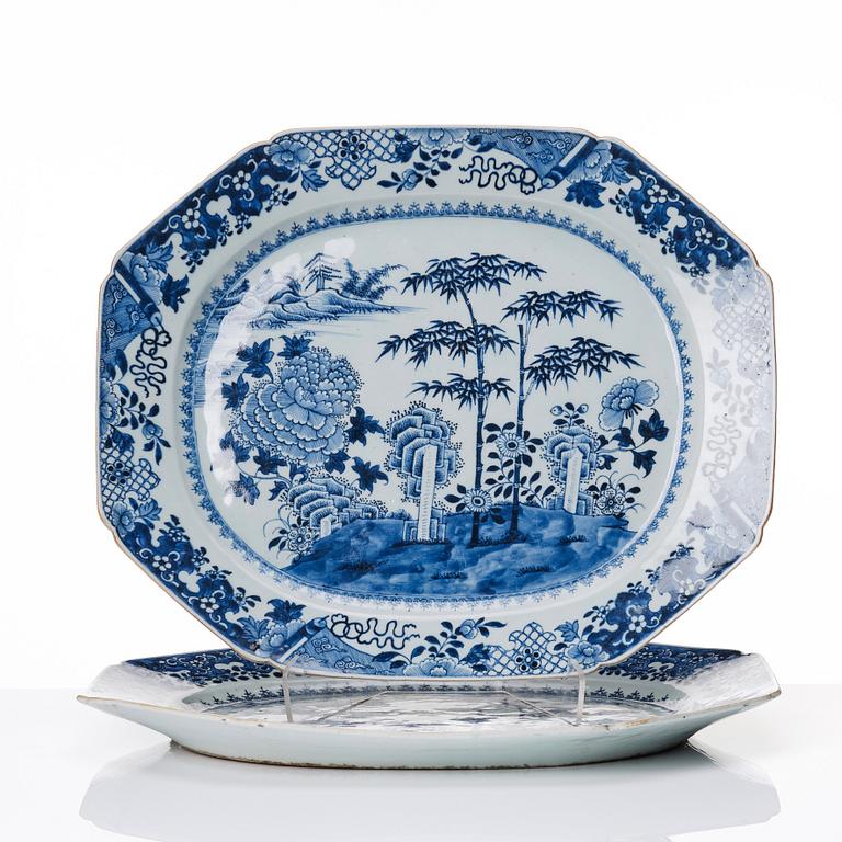 A pair of blue and white serving dishes, Qing dynasty, Qianlong (1736-95).