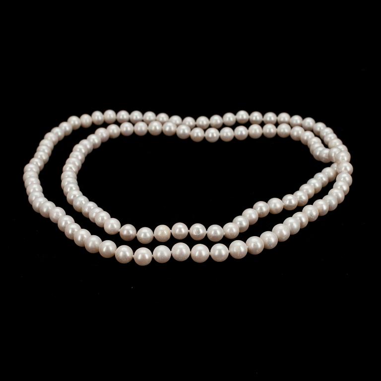 PÄRLCOLLIER, vita odlade sötvattenspärlor, diam. ca 10 mm.
