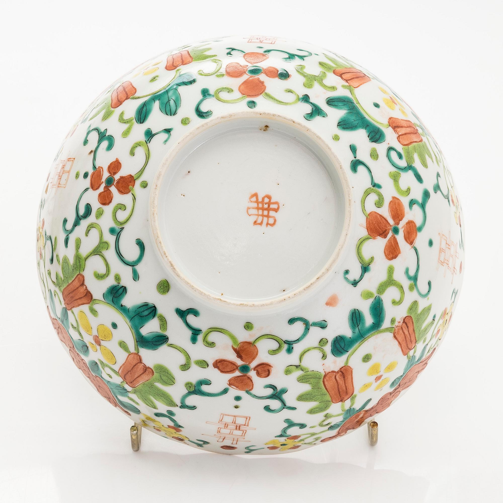 A set of five Chinese porcelain bowls, early 20th century.