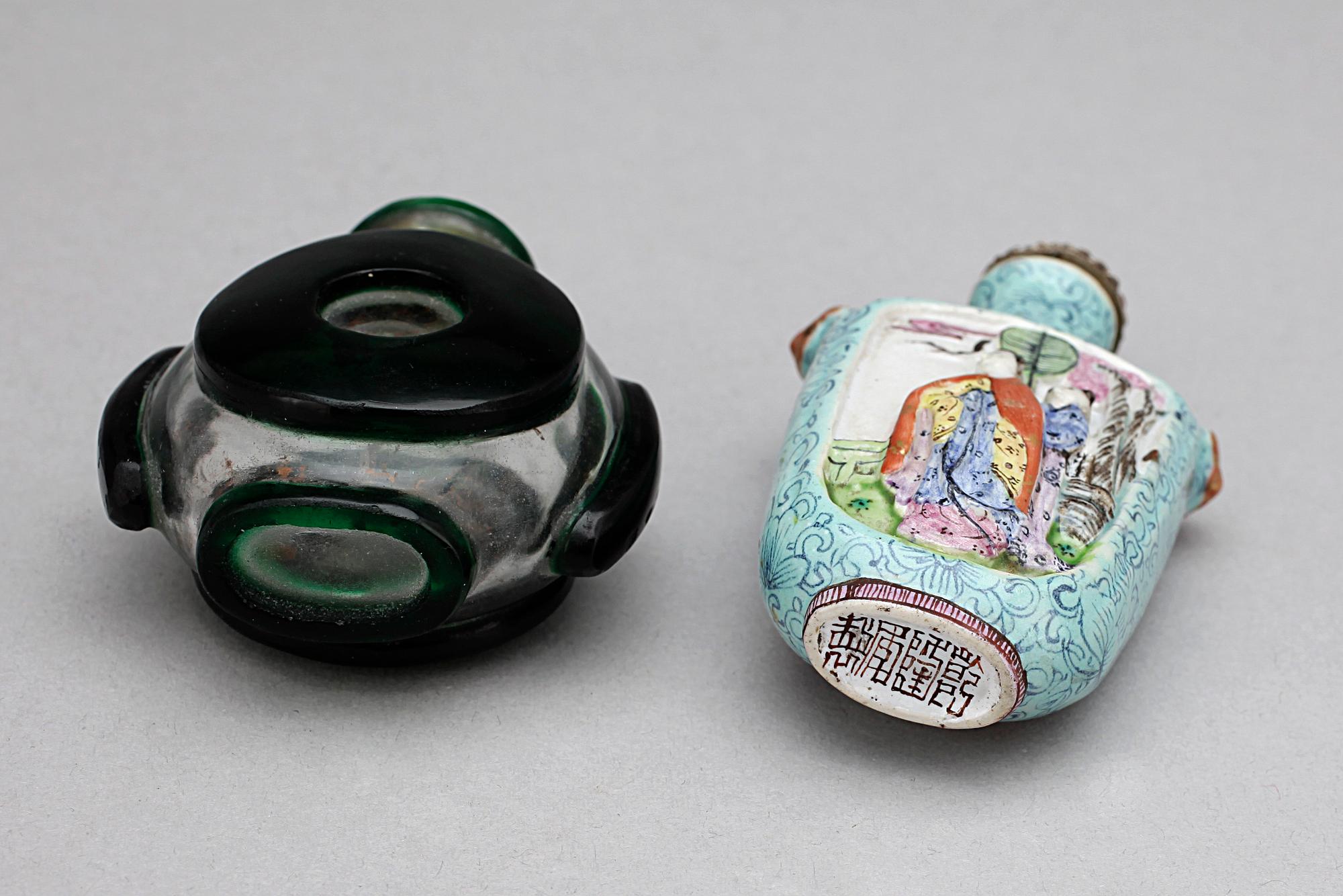 SNUSFLASKOR, 2 st, glas samt keramik, Kina, republik, 1900-talets första hälft.