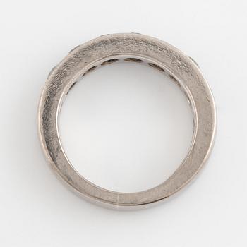 An 18K white gold ring set with round brilliant-cut diamonds.