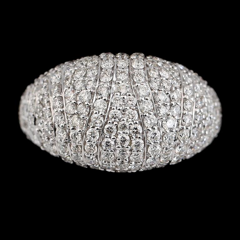 RING, 18K vitguld, diamanter tot ca 2.05 ct.