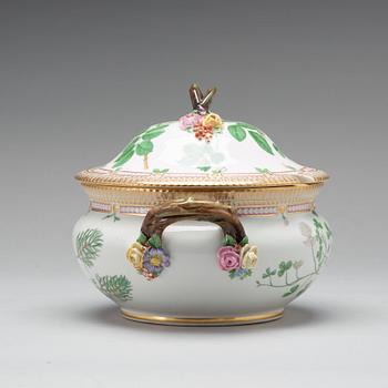TERRIN med LOCK, porslin. "Flora Danica", Royal Copenhagen, Danmark, 1900-tal.