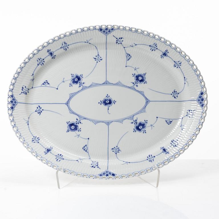 Royal Copenhagen, matservis, 44 delar, porslin, "Musselmalet", helblond , Danmark.