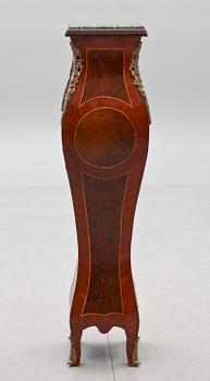PIEDESTAL, rokokostil, 1900-alets andra hälft.