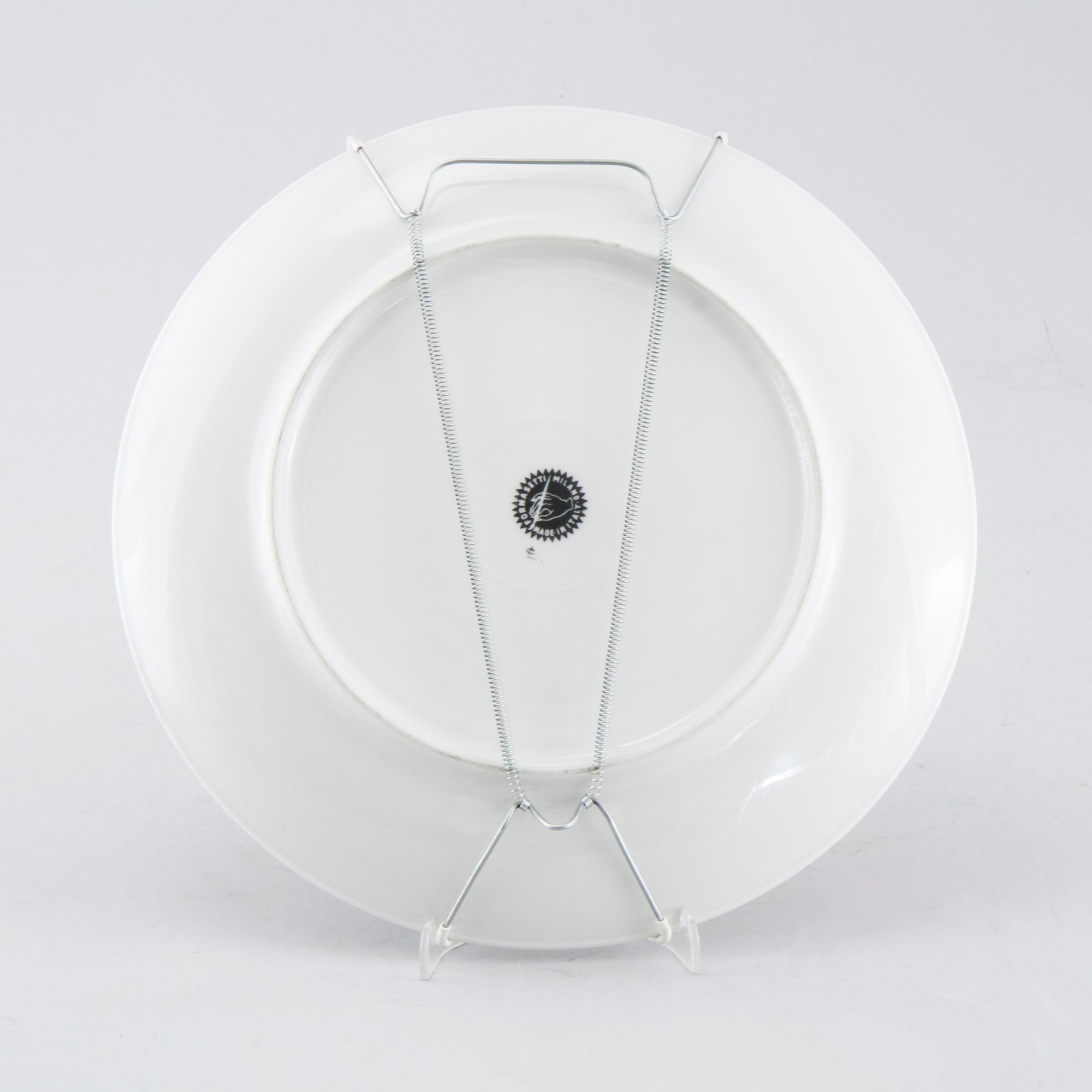 PIERO FORNASETTI, tallrik, "Oggetti Caccia", porslin, Milano, Italien, 1900-talets andra hälft.