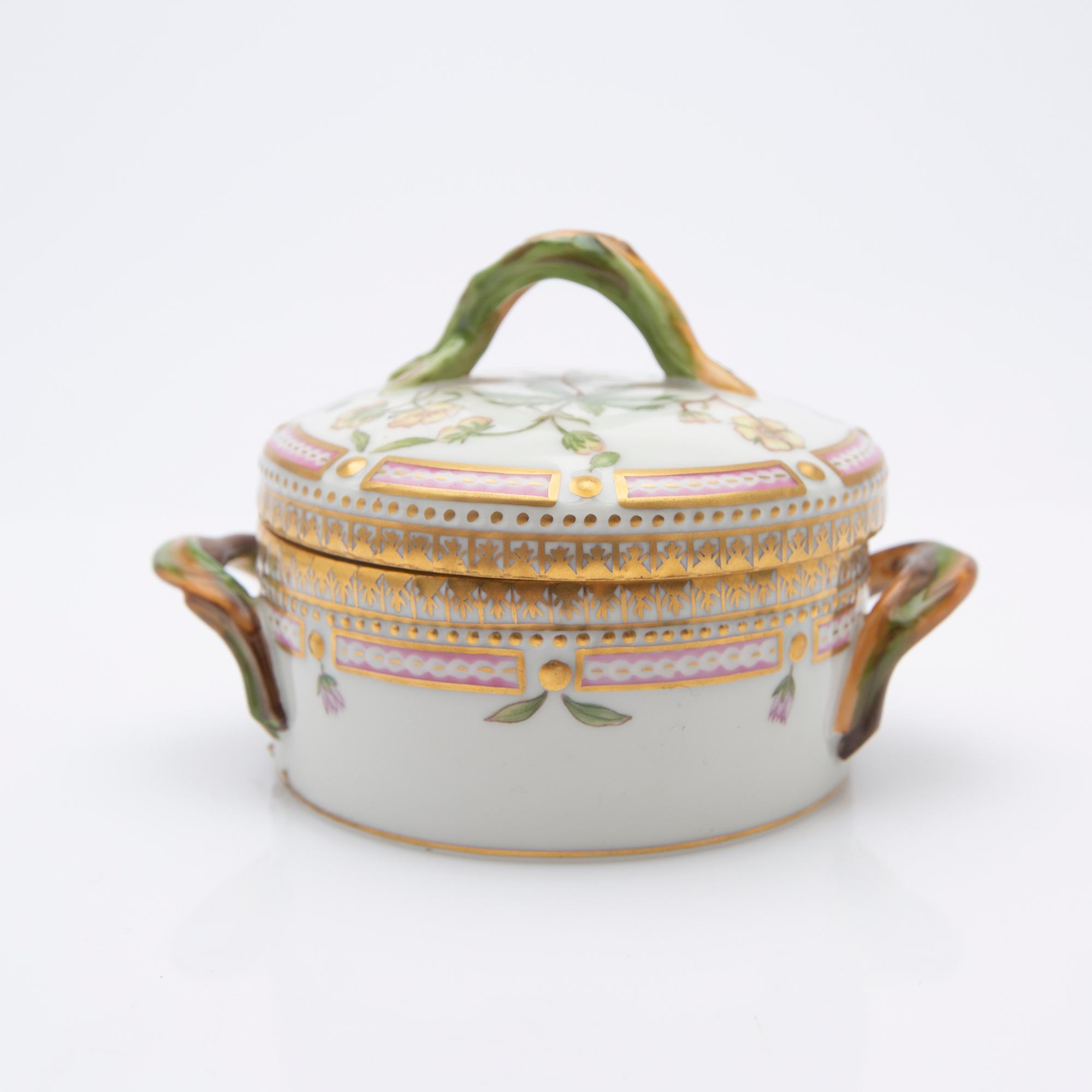 Royal Copenhagen, Sugar bowl with lid, porcelain. "Flora Danica", Royal Copenhagen, Denmark, 20th century.