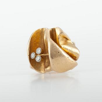 214. Björn Weckström, A RING, 18K gold, "Kanjon" three brilliant cut diamonds, sign. BW. Kruunu Koru 1966.