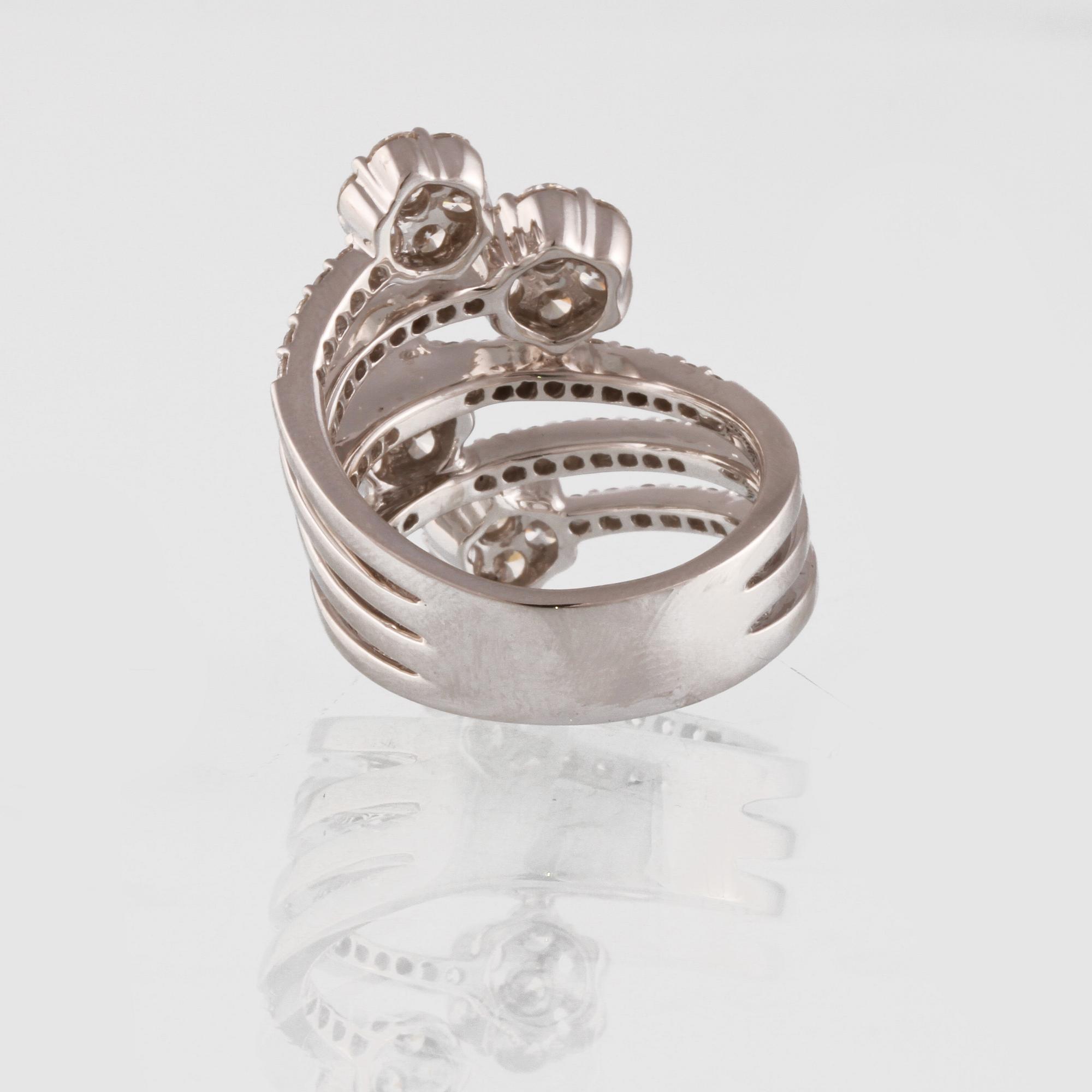 RING, 18K vitguld med 74 briljantslipade diamanter 2.32 ct. Vikt 11,7 gram.