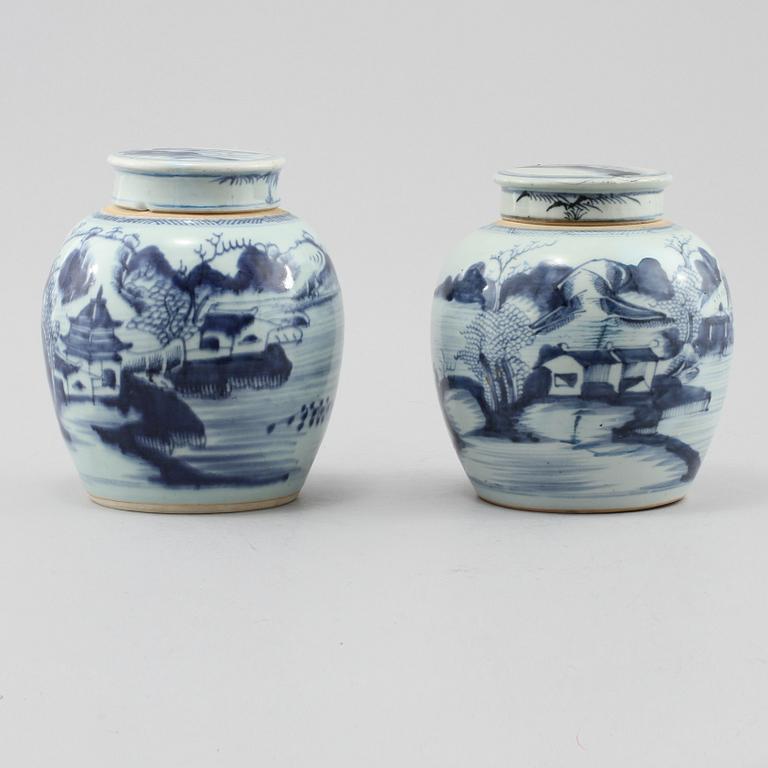 LOCKBOJANER, 2 st, porslin, Kina, 1800-tal.