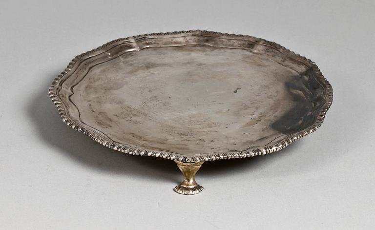 PRESENTERBRICKA, silver. Trol Ebenezer Coker, London, England 1771. Vikt 348g.
