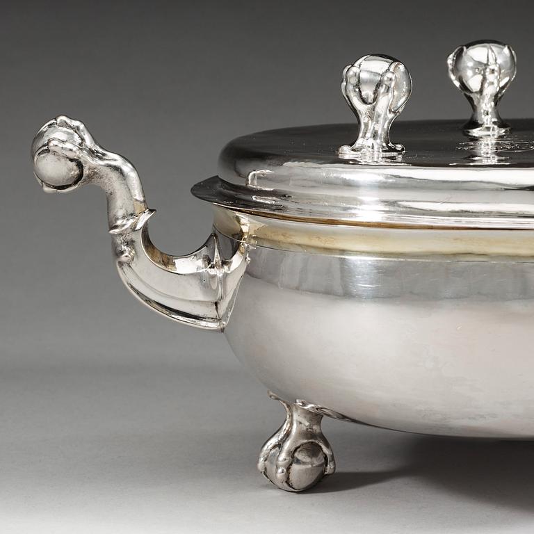 A Swedish 17th century parcel-gilt bowl and cover, Friedrich Richter (Stockholm 1668-1700-). Before 1689.