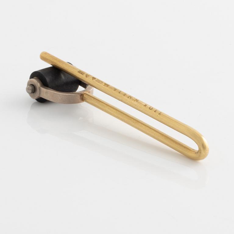 Glenn Roll, tie pin, 18K gold, metal and black rubber.