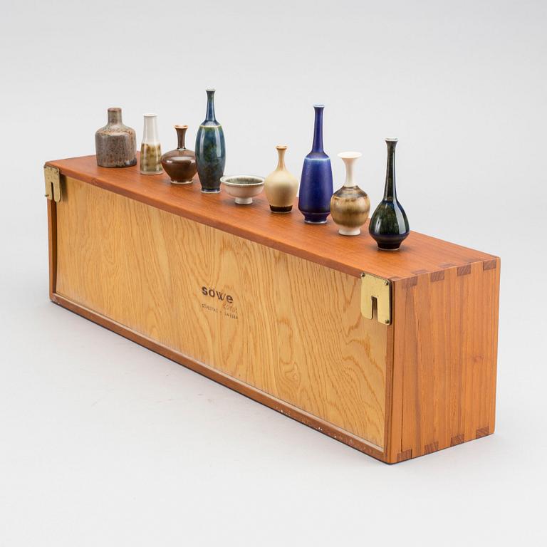 VÄGGVITRINHYLLA Söwe med 9 st MINIATYRER 1950/60-tal.