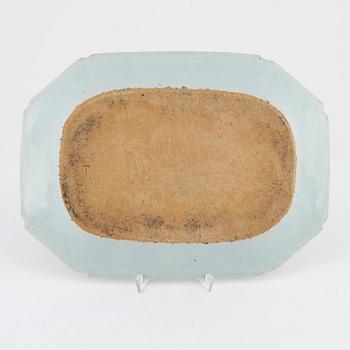 A Chinese blue and white and famille rose porcelain serving dish, Qing dynasty, Qianlong (1736-95).