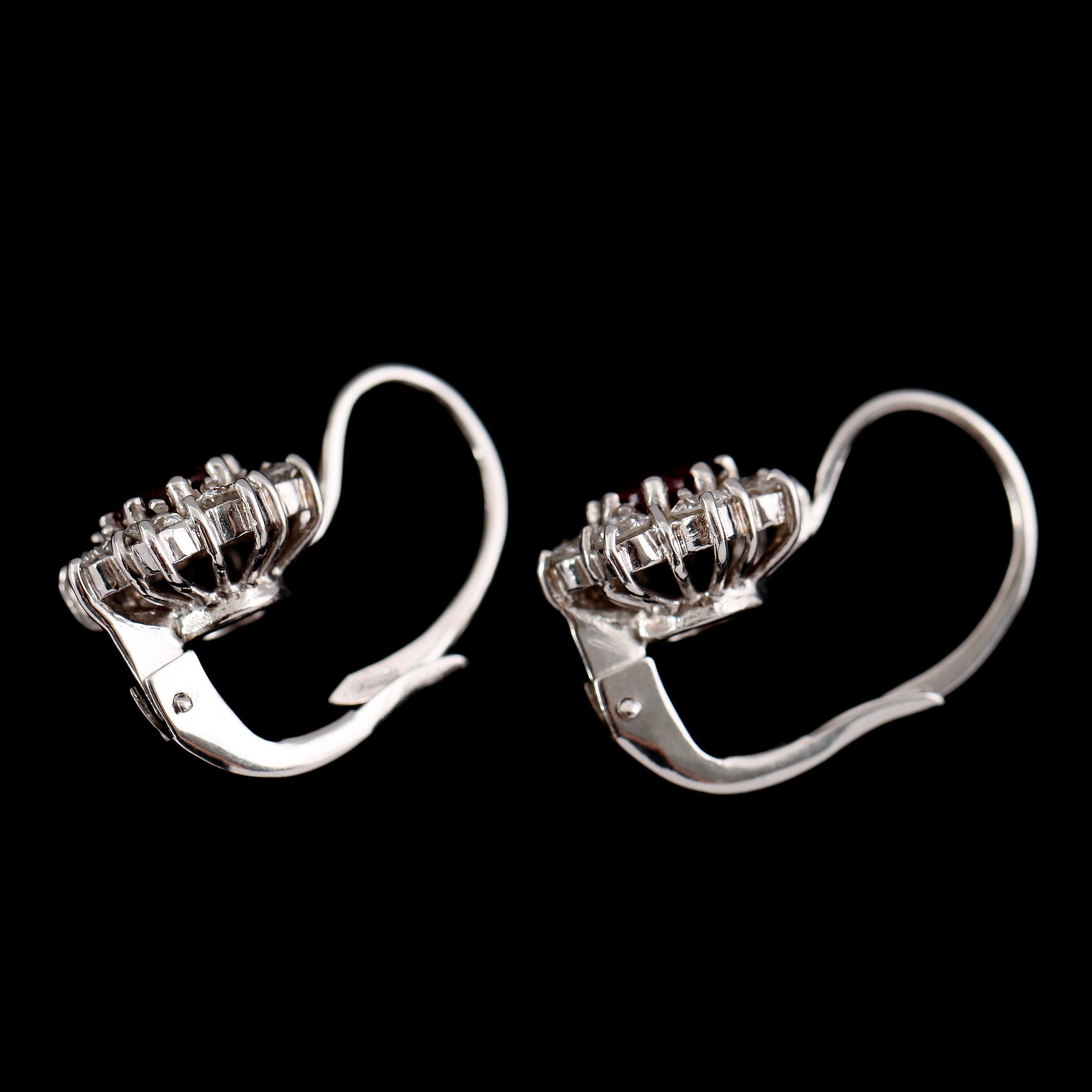 ÖRHÄNGEN, 1 par, 18 k vitguld, rubiner tot 1.25 ct, samt briljantslipade diamanter.
