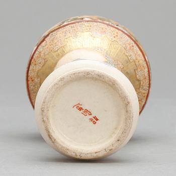 VAS, porslin, satsuma, Japan, troligen omkring sekelskiftet 1900.