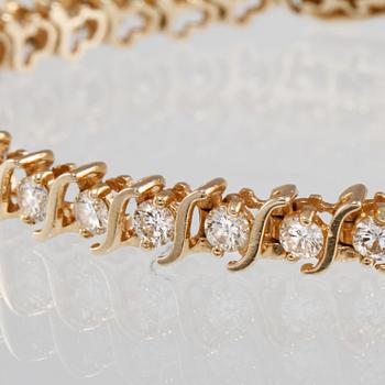 ARMBAND, 14K guld med 38 briljantslipade diamanter, ca 5.70 ct. Vikt 18,6 gram.