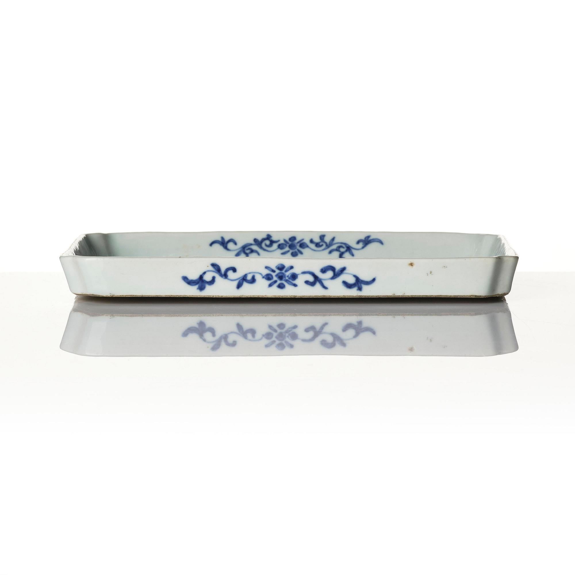 A blue and white dragon tray, Qing dynasty, 19th century.