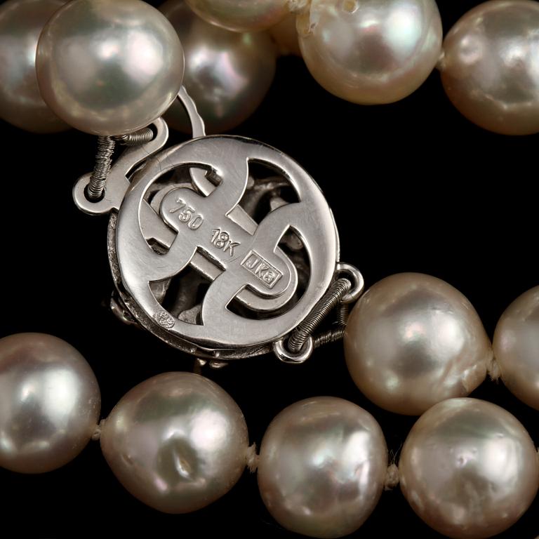 COLLIER, odlade pärlor med lås i 18k guld, briljantslipad diamant samt 6 smaragder, importstämplat.